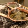 七輪の上で蟹の甲羅でカニみそを焼いている