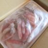 通販で買った冷凍カニが箱に入っている画像